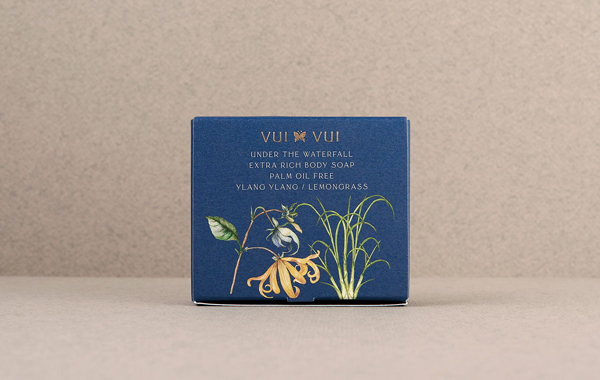 能让人想起传统的植物学书籍的护肤品包装设计(图4)