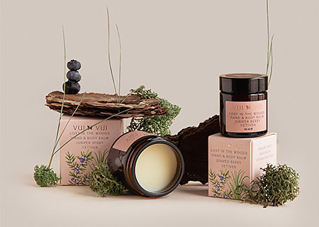 能让人想起传统的植物学书籍的护肤品包装设计